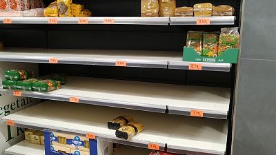 صفوف به هم فشرده مادریدی‌های نگران از کرونا در سوپرمارکت‌ها