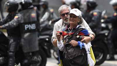 شاهد: الشرطة الفنزويلية تطلق الغاز المسيل للدموع لتفريق مظاهرة ضد مادورو