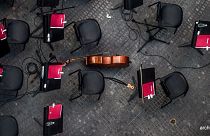 Image d'illustration - Un instrument au milieu de chaises vides lors d'un entracte à Caracas, le 20 décembre 2017
