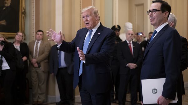 ABD Başkanı Donald Trump ve Hazine Bakanı Steven Mnuchin basın toplantısında, 10 Mart 2020 ABD Başkanı Donald Trump ve Hazine Bakanı Steven Mnuchin basın toplantısında, 10 Mart 2020