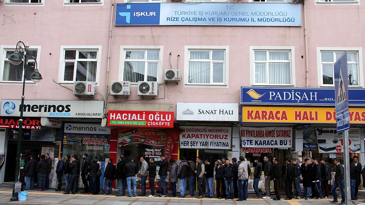 2015 yılında ÇAYKUR'un 3 bin 500 işçi alınacağını duyurmasının ardından İŞKUR Rize İl Müdürlüğü önünde toplanan vatandaşlar, uzun kuyruklar oluşturdu.