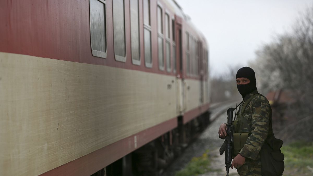 Un soldado del ejército griego patrulla en la estación de tren del pueblo de Kastanies, cerca de la frontera greco-turca, en la región de Evros, el martes 10 de marzo de 2020.