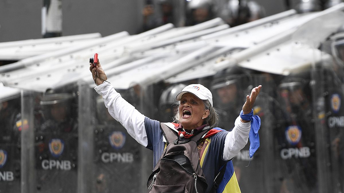 La primera gran movilización de Guaidó tras su regreso termina en un duelo en las calles de Caracas