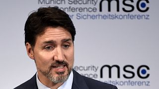 Trudeau pide investigar la agresión policial a un jefe indígena