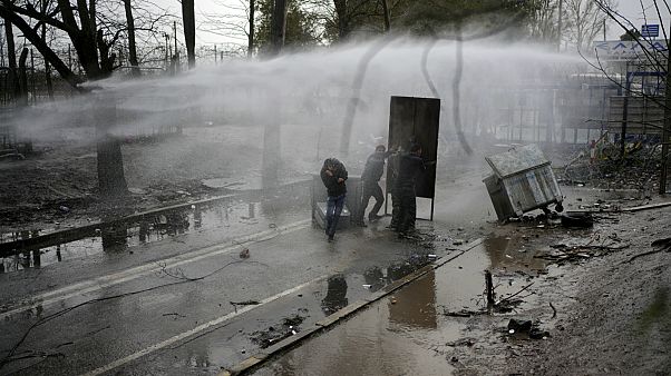 مصادمات بين المهاجرين والشرطة اليونانية في بوابة كاستاني الحدودية بين تركيا واليونان 08/03/2020 مصادمات بين المهاجرين والشرطة اليونانية في بوابة كاستاني الحدودية بين تركيا واليونان 08/03/2020