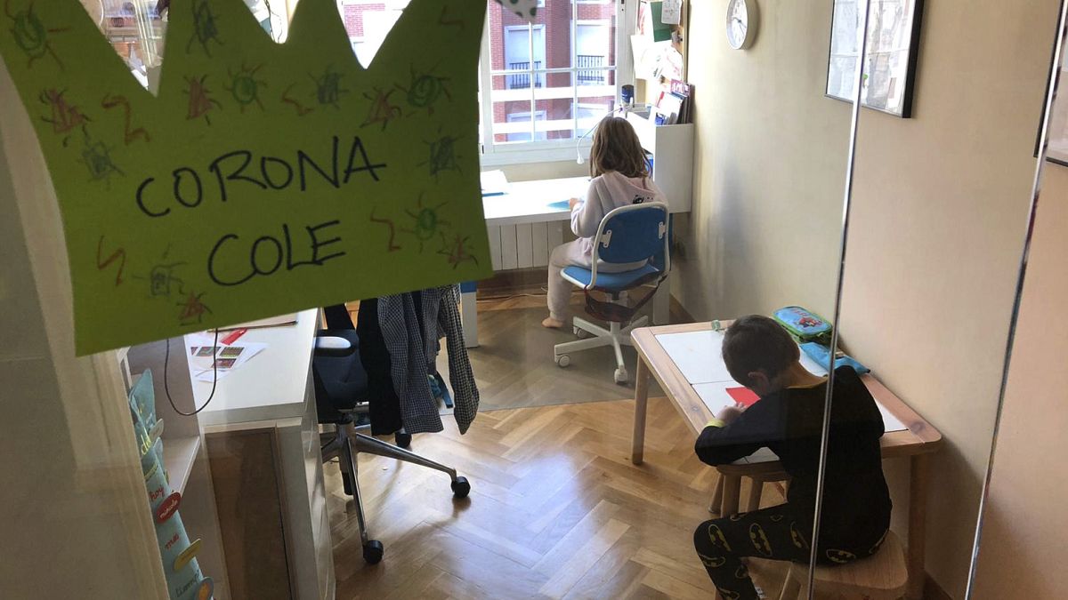Spanyol gyerekek tanulnak otthon