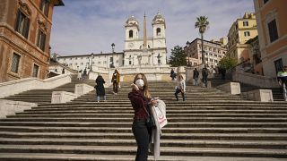 Frau mit Mundschutz in Rom
