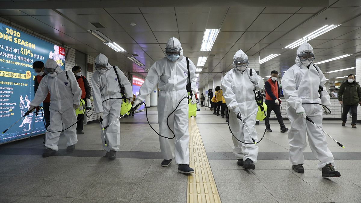 Des employés désinfectent le métro à Séoul en Corée du sud, le 11 mars 2020