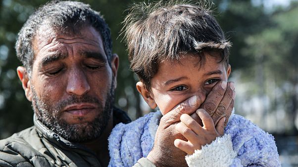 Yunanistan sınır birlikleri bekleyişlerini sürdüren sığınmacılara gaz bombalarıyla müdahale ediyor Yunanistan sınır birlikleri bekleyişlerini sürdüren sığınmacılara gaz bombalarıyla müdahale ediyor