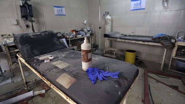 İdlib kentinde Rus / Suriye savaş uçakları tarafından bombalanan bir hastane İdlib kentinde Rus / Suriye savaş uçakları tarafından bombalanan bir hastane