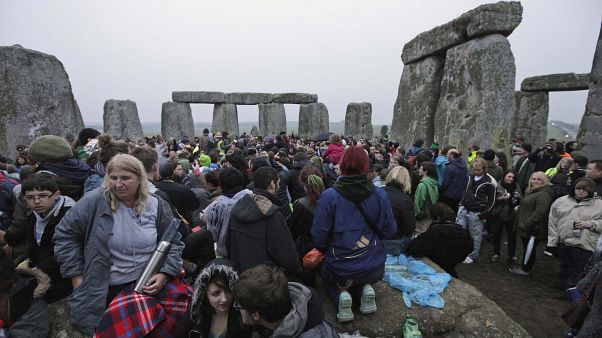 İngiliz hükümeti ülkenin en önemli anıtlarından Stonehenge'in altından yaklaşık 3,2 km’lik tünel geçeceğini açıkladı. İngiliz hükümeti ülkenin en önemli anıtlarından Stonehenge'in altından yaklaşık 3,2 km’lik tünel geçeceğini açıkladı.