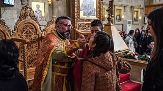 Gläubige erhalten die Kommunion während der Messe in der griechisch-orthodoxen Kirche in Aleppo, Syrien, Dezember 2019.