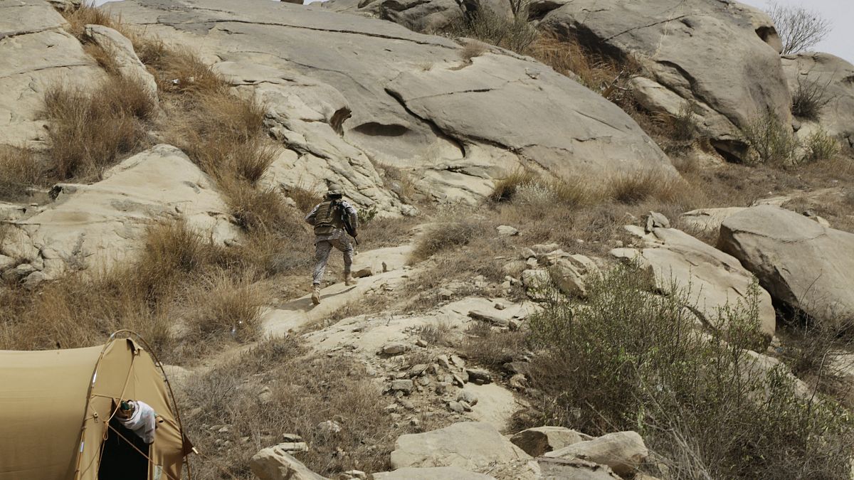 جندي سعودي يركض بين الجبال  على  الحدود السعودية مع اليمن في جازان 