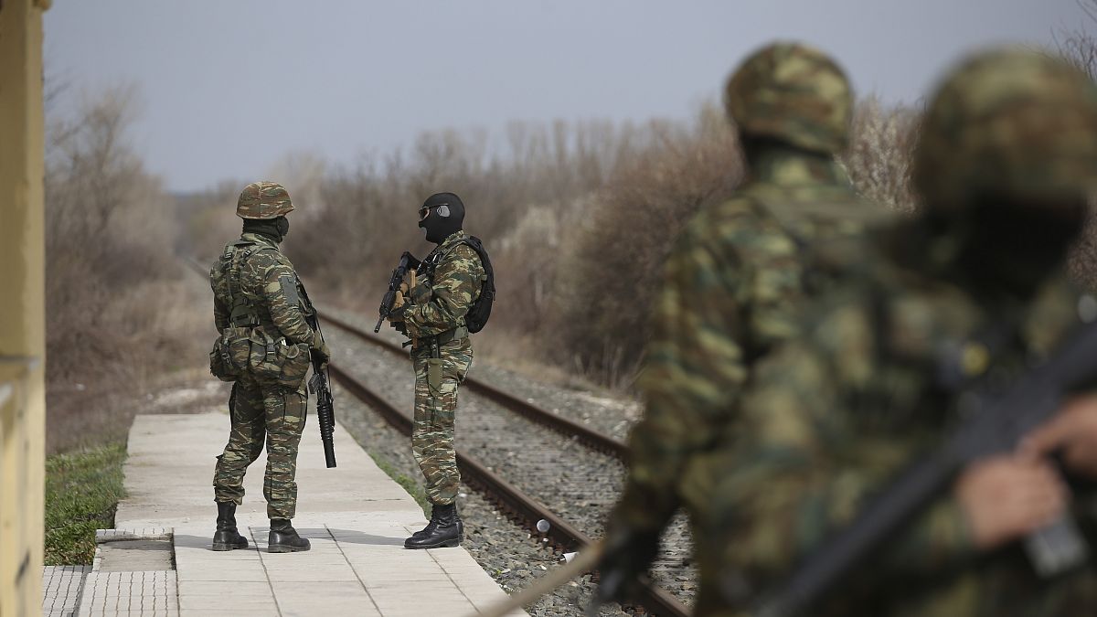 Des soldats de l'armée grecque patrouillent dans la gare de Kastanies, près de la frontière avec la Turquie, le 08 mars 2020