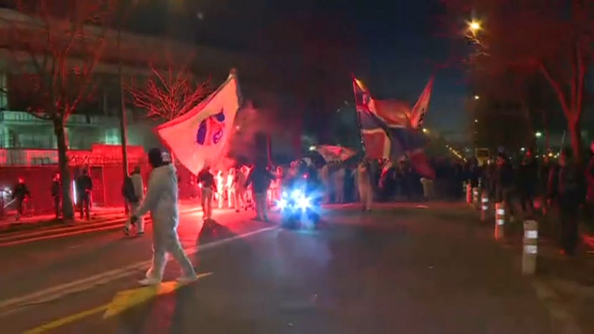 شاهد: مشجعو باريس سان جيرمان يتحدون كورونا خارج ملعب "بارك ديه برانس"