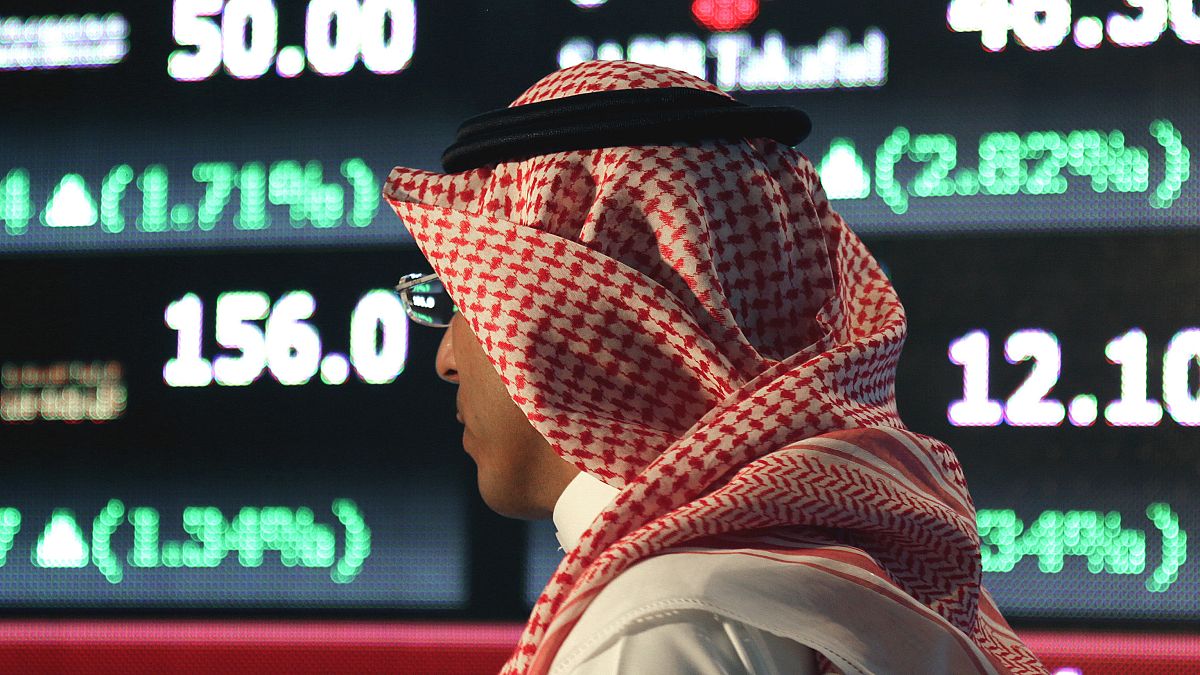 رجل سعودي داخل البورصة السعودية في العاصمة السعودية الرياض