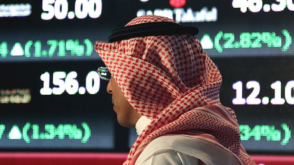 رجل سعودي داخل البورصة السعودية في العاصمة السعودية الرياض رجل سعودي داخل البورصة السعودية في العاصمة السعودية الرياض