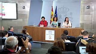 La ministra de igualdad española Irene Montero da positivo al COVID-19