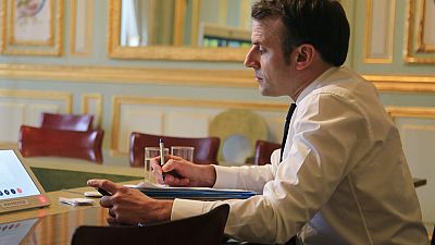 Emmanuel Macron irodájában a koronavírus kitörése utáni napokban