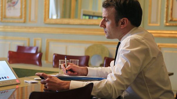 Emmanuel Macron irodájában a koronavírus kitörése utáni napokban Emmanuel Macron irodájában a koronavírus kitörése utáni napokban