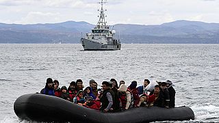 Migranten werden begleitet von Frontex an Land in Lesbos, Griechenland gebracht.