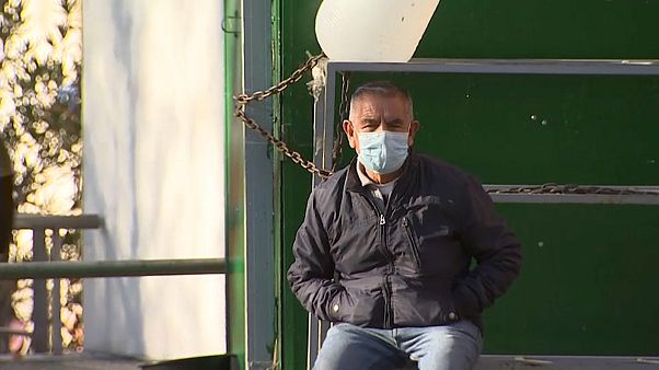 Una persona se protege con una máscara Una persona se protege con una máscara
