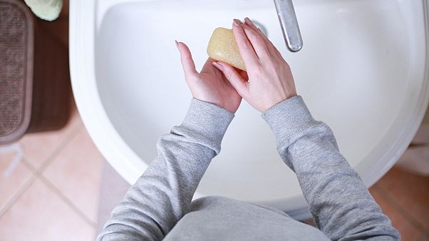 Covid-19'a karşı sabunla el yıkama mı, kolonya mı daha etkili? Covid-19'a karşı sabunla el yıkama mı, kolonya mı daha etkili?
