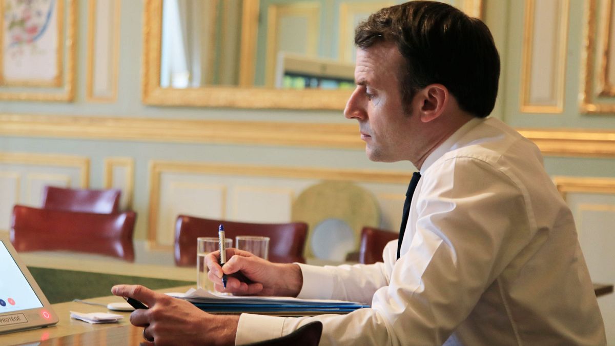Macron fecha escolas mas não adia eleições