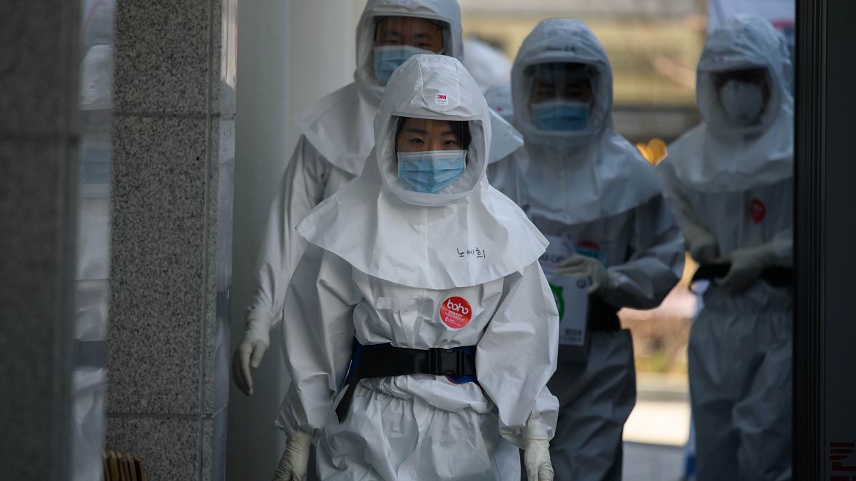طاقم طبي بملابس واقية ضد فيروس كورونا المستجد (كوفيد-19) في مستشفى جامعة كيميونغ في كوريا الجنوبية. 12/03/2020