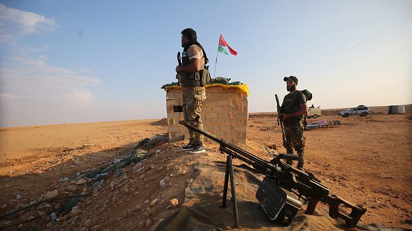 مقاتلين من الحشد الشعبي الموالية لإيران بالعراق في أحد المواقع عند معبر القائم الحدودي بين العراق وسوريا. 12/11/2018 مقاتلين من الحشد الشعبي الموالية لإيران بالعراق في أحد المواقع عند معبر القائم الحدودي بين العراق وسوريا. 12/11/2018