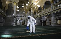 شاهد: رئيس إندونيسيا يشرف بنفسه على حملة تعقيم آلاف المساجد بسبب كورونا