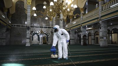 شاهد: رئيس إندونيسيا يشرف بنفسه على حملة تعقيم آلاف المساجد بسبب كورونا