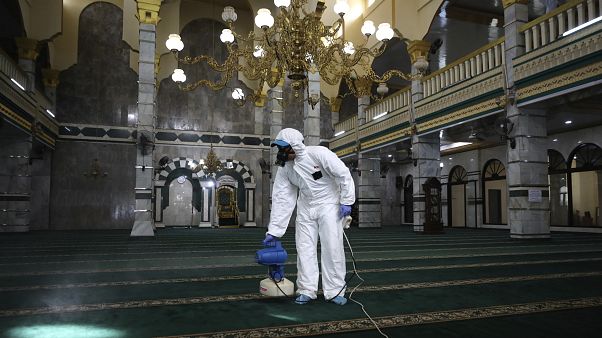 شاهد: رئيس إندونيسيا يشرف بنفسه على حملة تعقيم آلاف المساجد بسبب كورونا شاهد: رئيس إندونيسيا يشرف بنفسه على حملة تعقيم آلاف المساجد بسبب كورونا