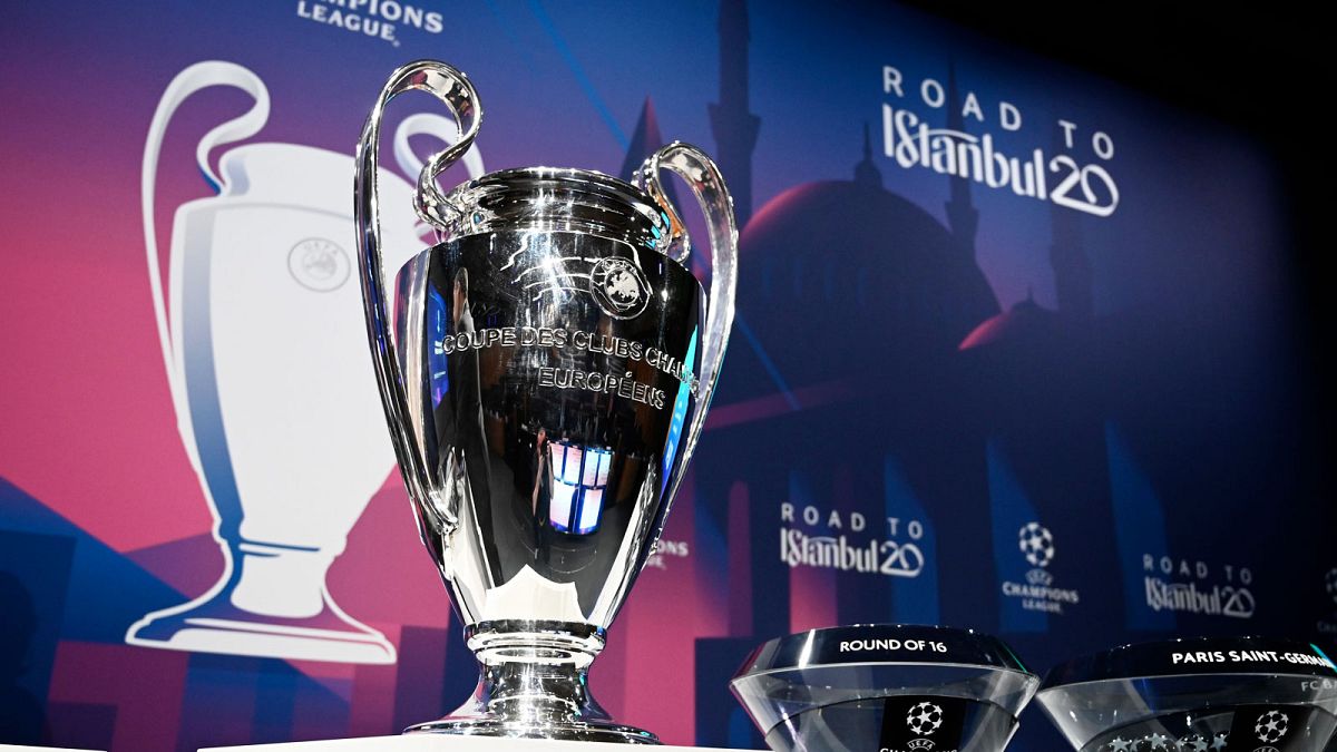 Le trophée de la Ligue des champions, lors des tirages au sort des huitièmes de finale de l’édition 2019-2020 de la compétition, à Nyon en Suisse au siège de l’UEFA (16/12/20)