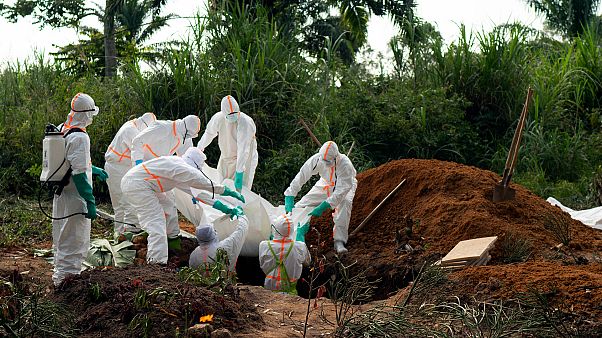 Ebola'yı ortaya çıkaran uzmandan uyarı: Koronavirüsün yayılma tehlikesi çok daha yüksek Ebola'yı ortaya çıkaran uzmandan uyarı: Koronavirüsün yayılma tehlikesi çok daha yüksek