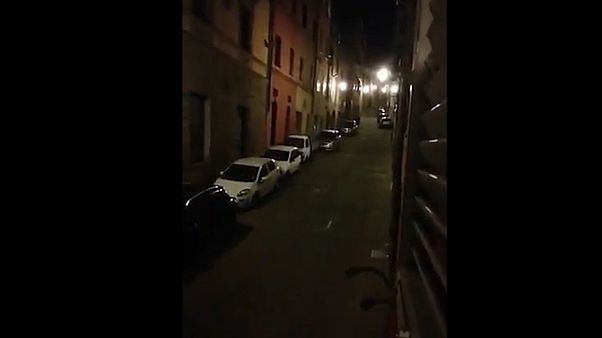Coronavirus: bandiere, inni e Tammurriata: l'Italia canta sui balconi Coronavirus: bandiere, inni e Tammurriata: l'Italia canta sui balconi