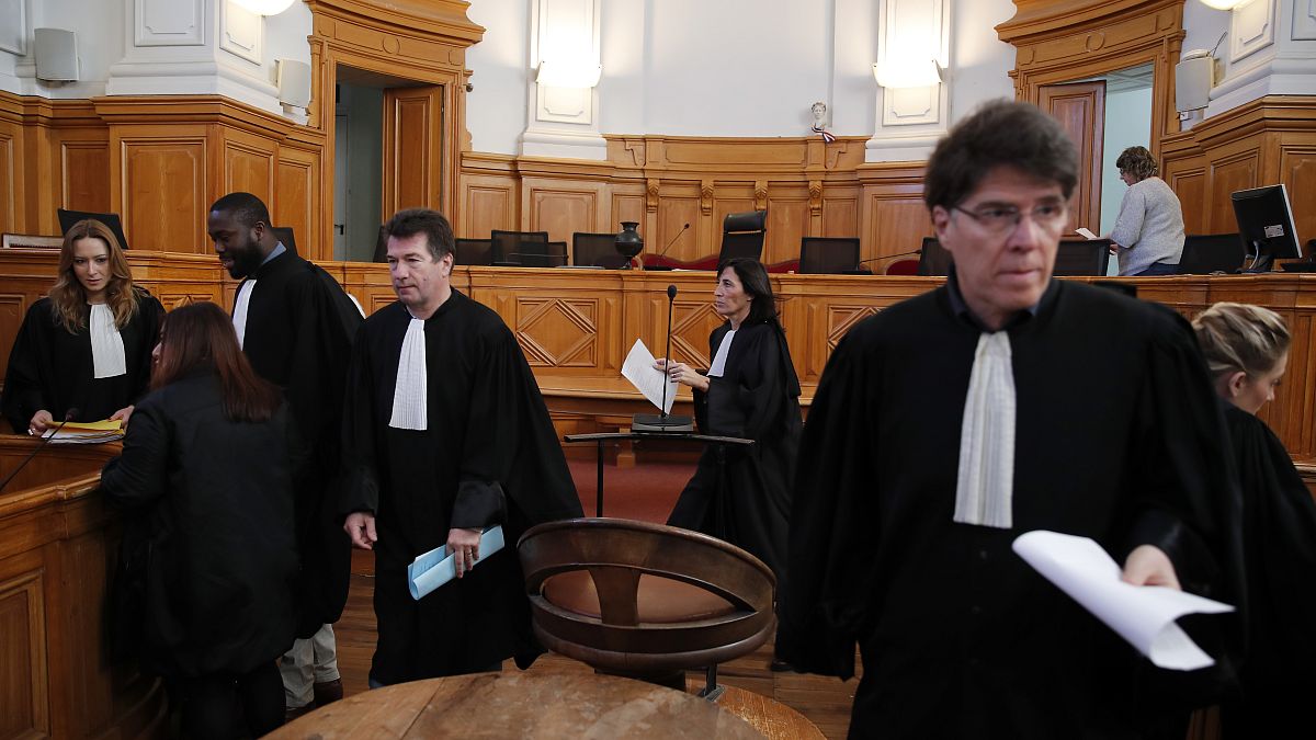 محامون فرنسيون في اليوم الأول لمحاكمة الجراح الفرنسي المتقاعد جويل لو سكارنيك في محكمة سانت غرب فرنسا  13/03/2020