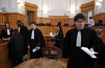 محامون فرنسيون في اليوم الأول لمحاكمة الجراح الفرنسي المتقاعد جويل لو سكارنيك في محكمة سانت غرب فرنسا  13/03/2020