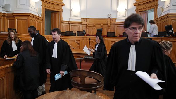 محامون فرنسيون في اليوم الأول لمحاكمة الجراح الفرنسي المتقاعد جويل لو سكارنيك في محكمة سانت غرب فرنسا 13/03/2020 محامون فرنسيون في اليوم الأول لمحاكمة الجراح الفرنسي المتقاعد جويل لو سكارنيك في محكمة سانت غرب فرنسا 13/03/2020