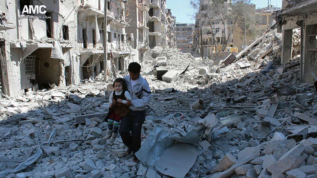 Halep'te yıkıntılar arasında bir çocuk 