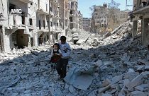 Halep'te yıkıntılar arasında bir çocuk 
