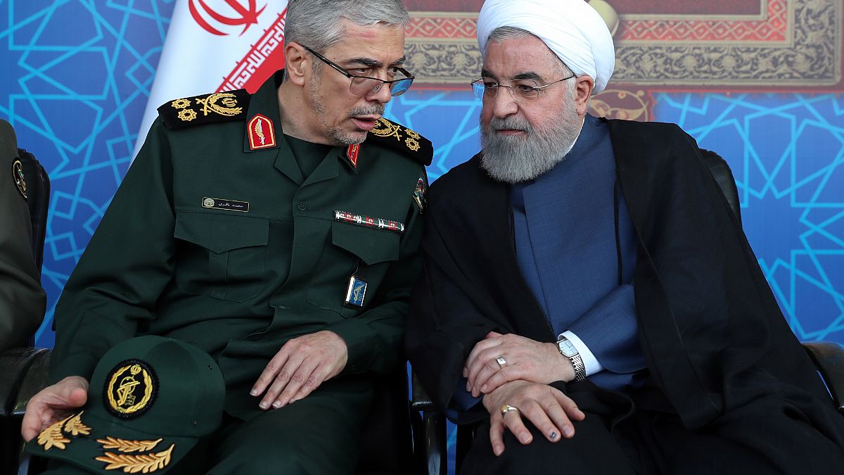 رئيسة هيئة الأركان في الجيش الإيراني محمد حسين باقري مع الرئيس حسن روحاني 