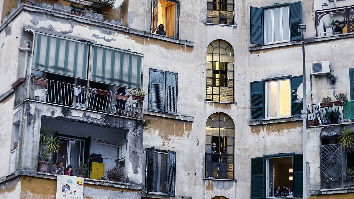 Italianos cantam à janela em dias de quarentena
