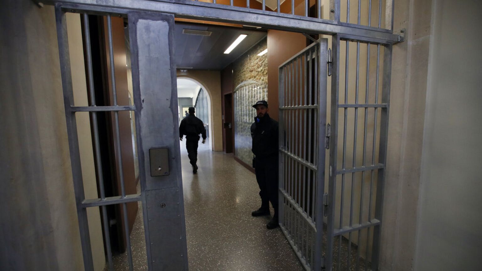 Des agents de sécurité se tiennent à la porte de la prison mythique de La Sante à Paris lors d'une visite de presse pour l'inauguration officielle 