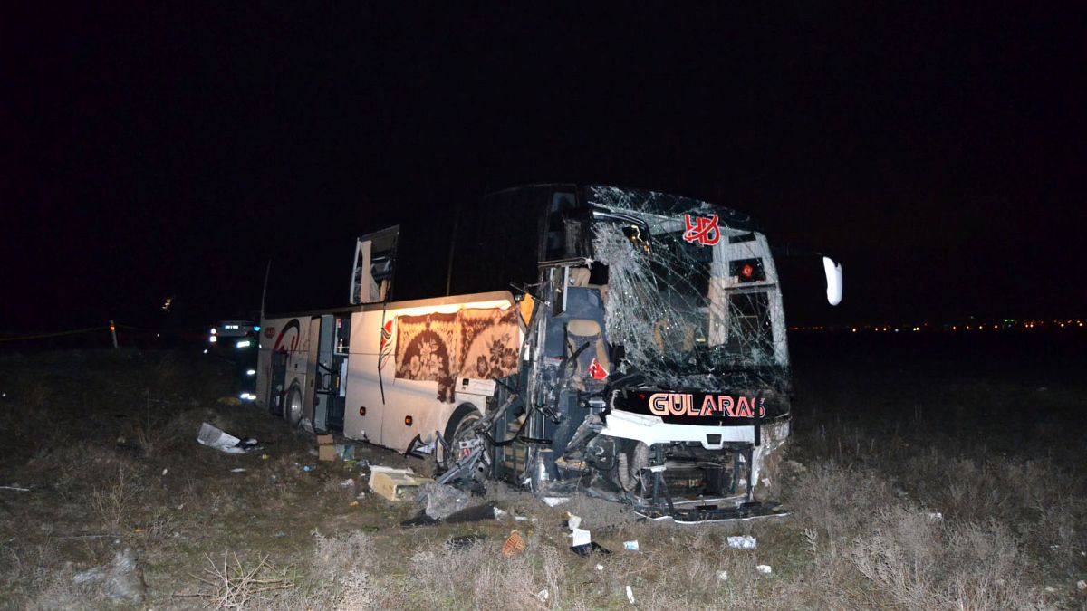 Aksaray'da tıra arkadan çarpan yolcu otobüsündeki 44 kişi yaralandı. 