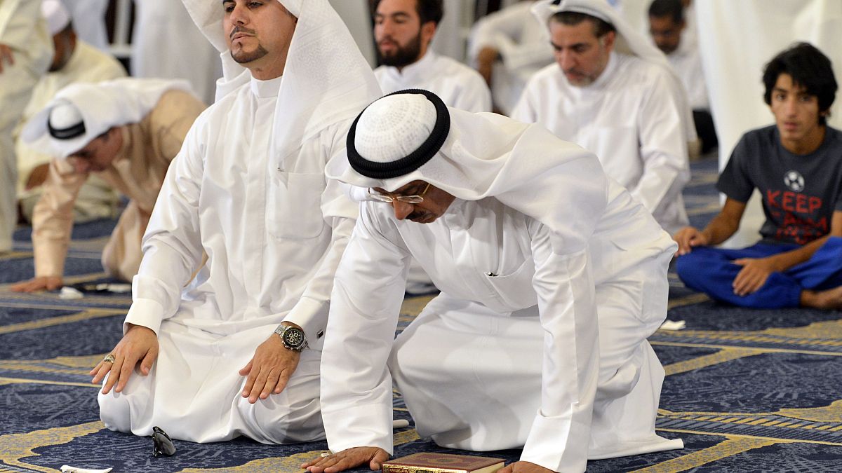 Kuveyt'te cuma namazı fetvası sonrası ezan değişti: Namazı evinizde kılın