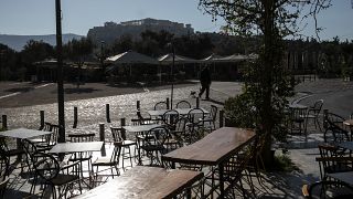 Grecia cierra bares y locales para evitar la propagación del coronavirus