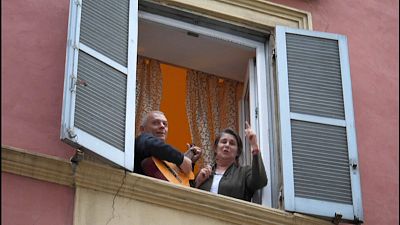 Ιταλία-Covid-19: Συνεχίζουν να τραγουδούν από τα μπαλκόνια τους