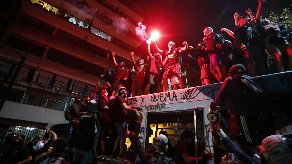 شاهد: احتجاجات تشيلي تستمر وتتحدى قرار الرئيس بحظر المظاهرات بسبب كورونا