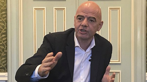 شاهد: رئيس فيفا يقبل "تحدي الأيدي الآمنة" في مواجهة كورونا شاهد: رئيس فيفا يقبل "تحدي الأيدي الآمنة" في مواجهة كورونا